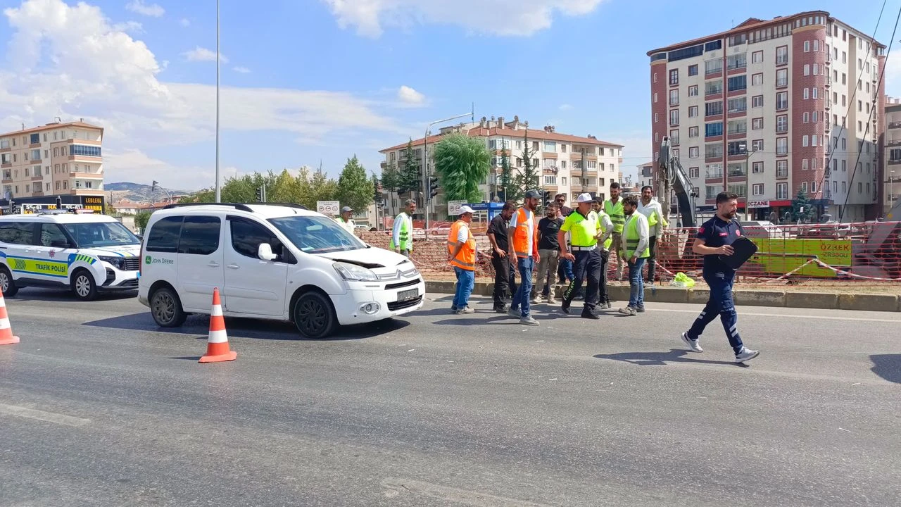 İLİM YAYMA KAVŞAĞI'NDA KAZA: YOLUN KARŞISINA GEÇMEYE ÇALIŞAN İŞÇİ YARALANDI