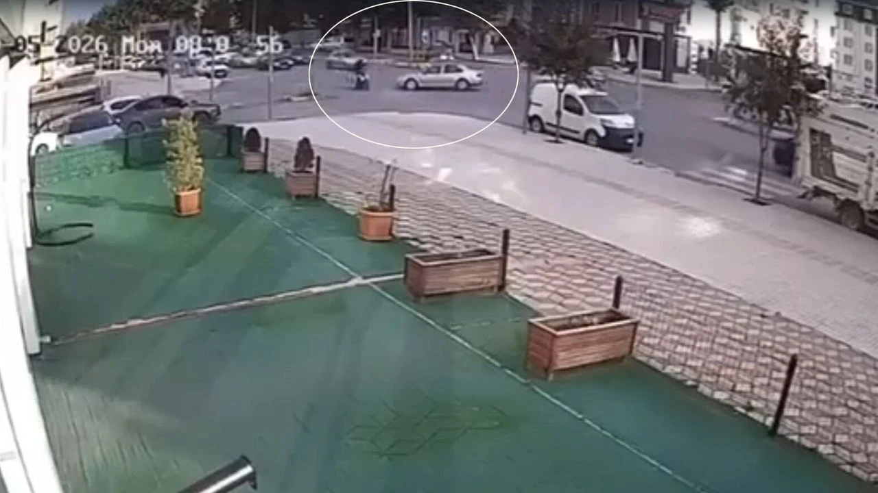 DÖNEN ARACA ÇARPMAMAK İÇİN PARK HALİNDEKİ ARACA ÇARPTI