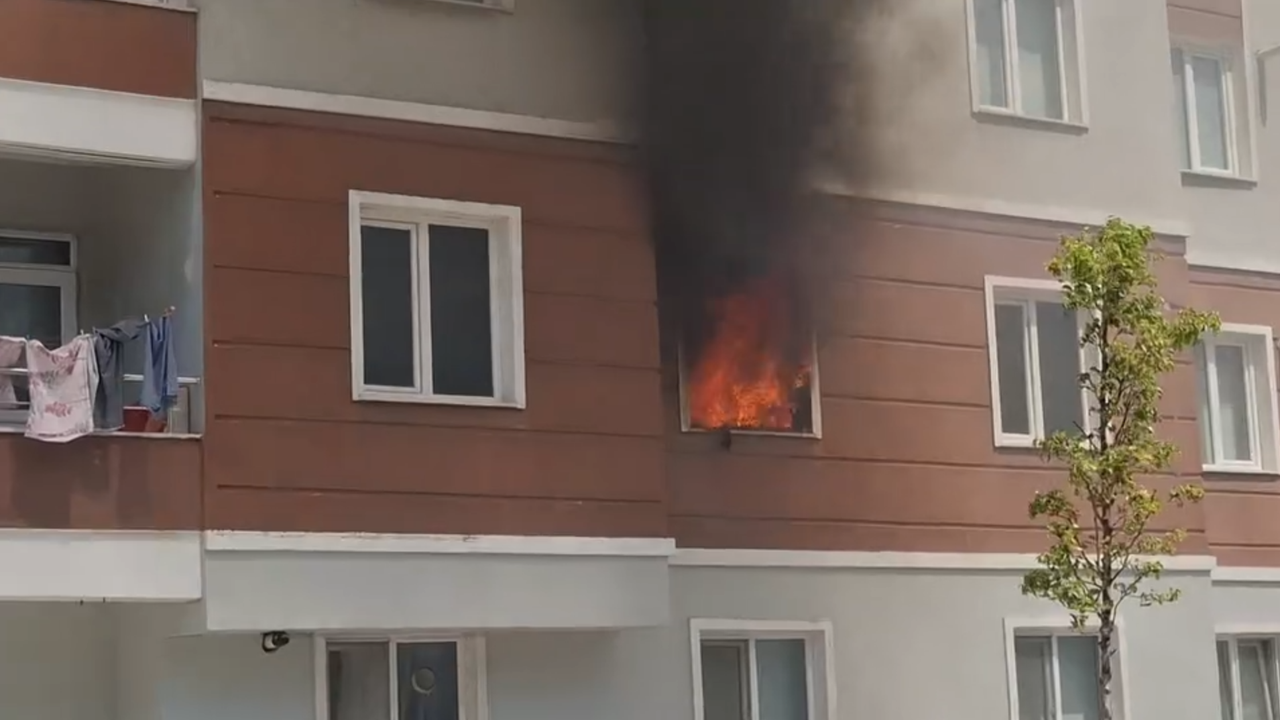 KORKUTAN YANGIN PANİK YARATTI: APARTMANDA MAHSUR KALANLAR İÇİN ZAMANA KARŞI YARIŞ