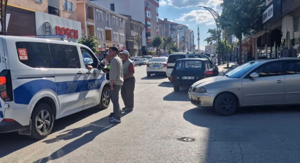 OTOMOBİL İLE ELEKTRİKLİ MOTOSİKLET ÇARPIŞTI, 2 YARALI