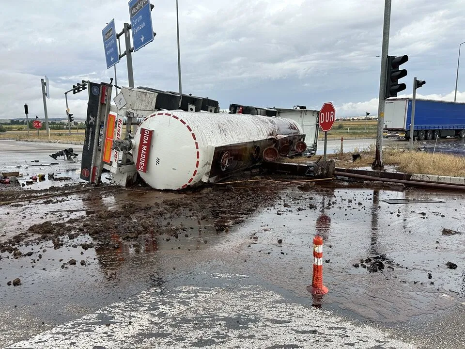 ALACA'DA TIR İLE TANKER ÇARPIŞTI: 2 YARALI