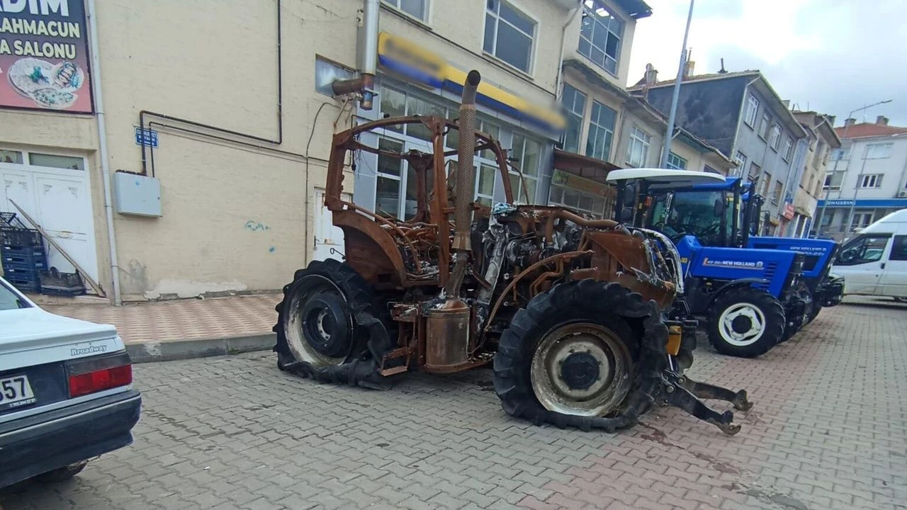 KÜLE DÖNEN TRAKTÖRÜYLE, BAYİ ÖNÜNDE İSYAN ETTİ!