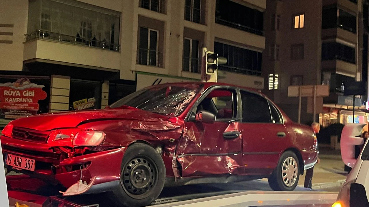 Kırmızı Işıkta Zincirleme Kaza: 2 Yaralı