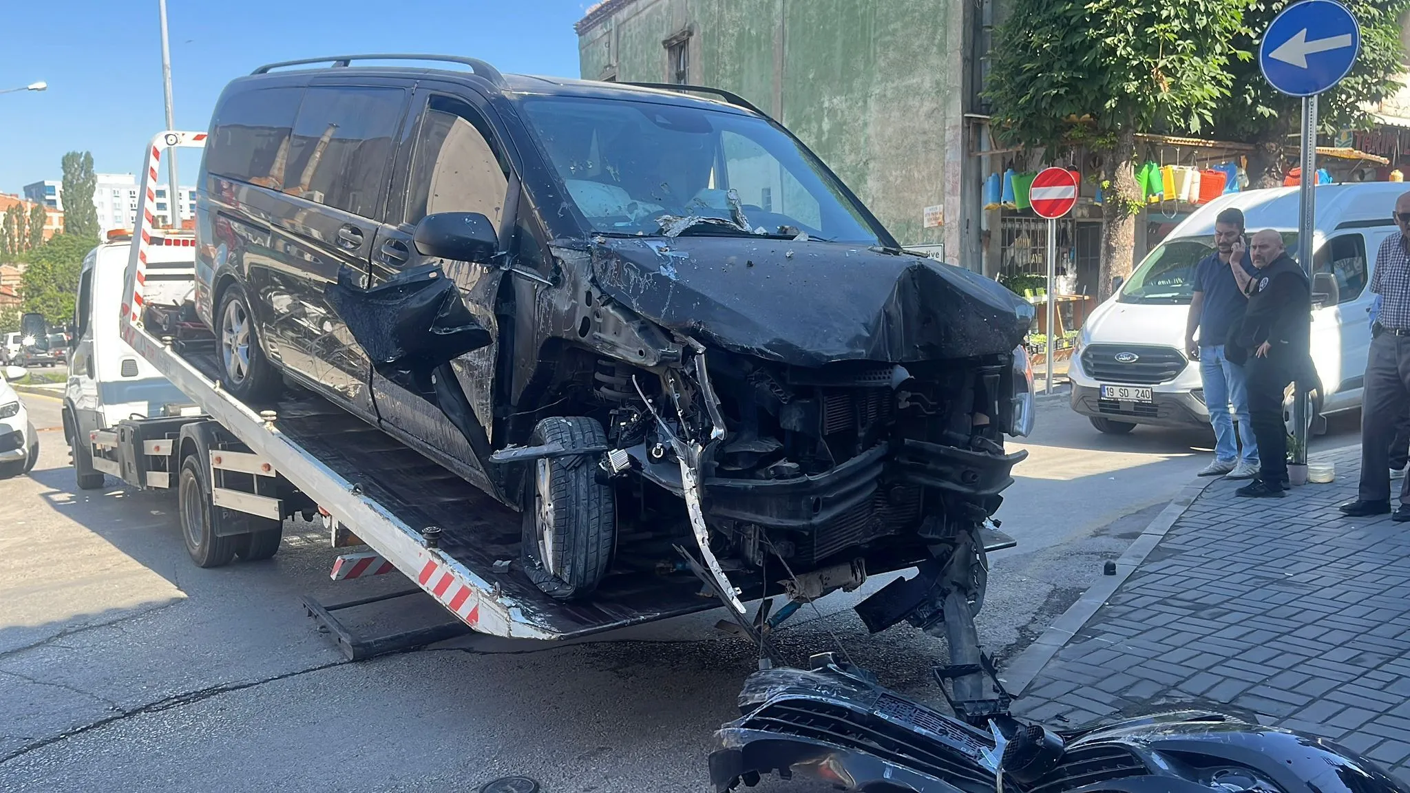 KORKUTAN KAZA: KONTROLDEN ÇIKAN ARAÇ 5 ARACA VE ÇAY OCAĞINA ÇARPTI