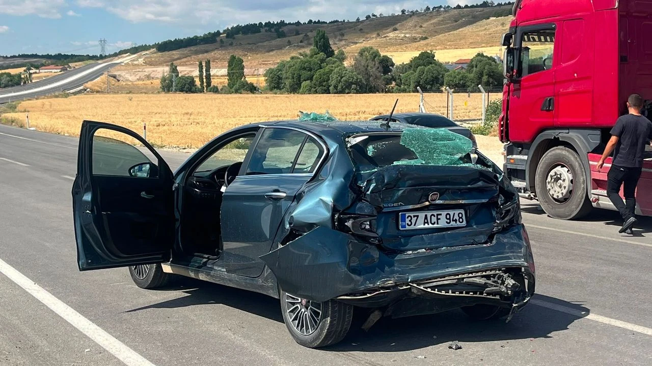 Osmancık Kavşağı'nda Tır Otomobile Çarptı: Maddi Hasarlı Kaza Trafiği Aksattı