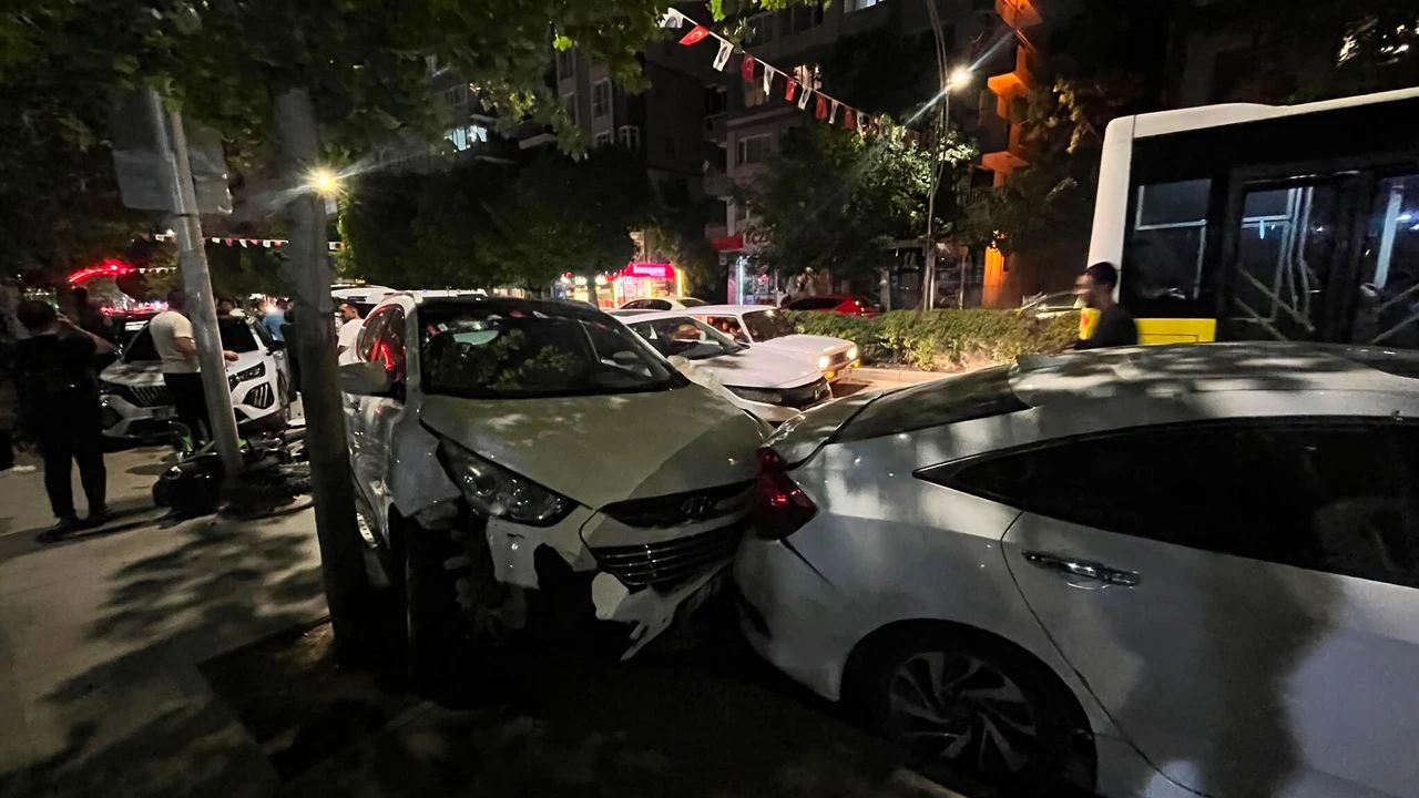 GAZİ CADDESİ’NDE ZİNCİRLEME TRAFİK KAZASI MEYDANA GELDİ