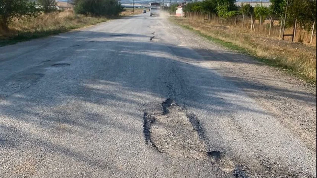 KADIKIRI KÖYÜ SAKİNLERİNDEN 'BOZUK YOL' İSYANI