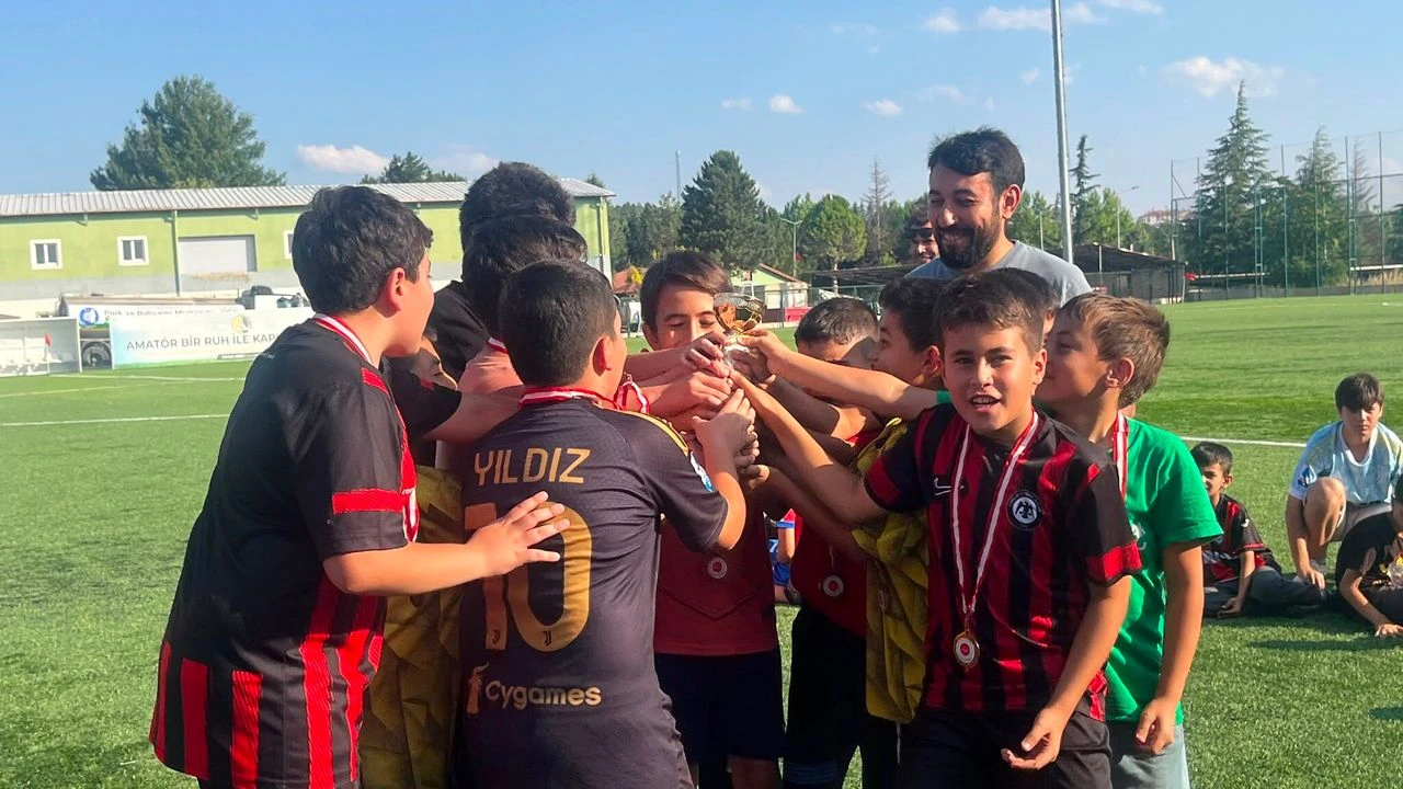 YAZ KUR’AN KURSLARI FUTBOL TURNUVASI FİNALİ VE KUPA TÖRENİ GERÇEKLEŞTİRİLDİ