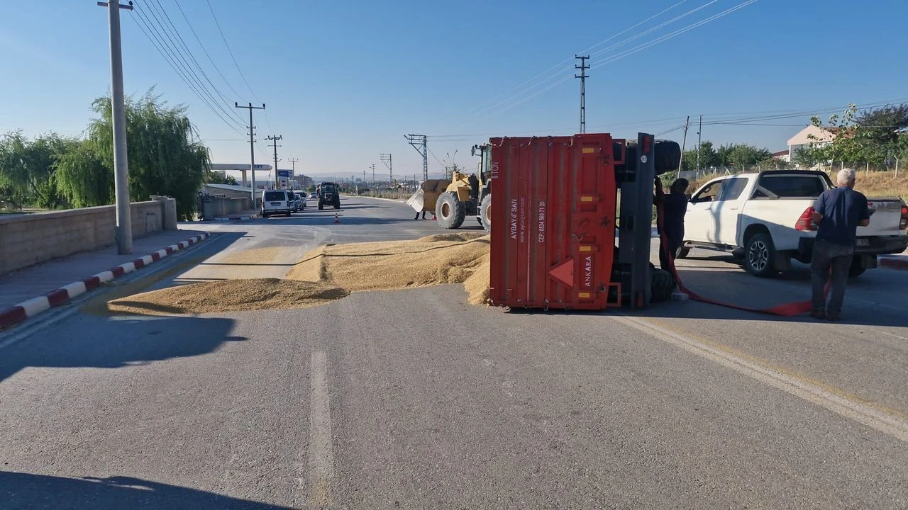 ARPA YÜKLÜ RÖMORK DEVRİLDİ!
