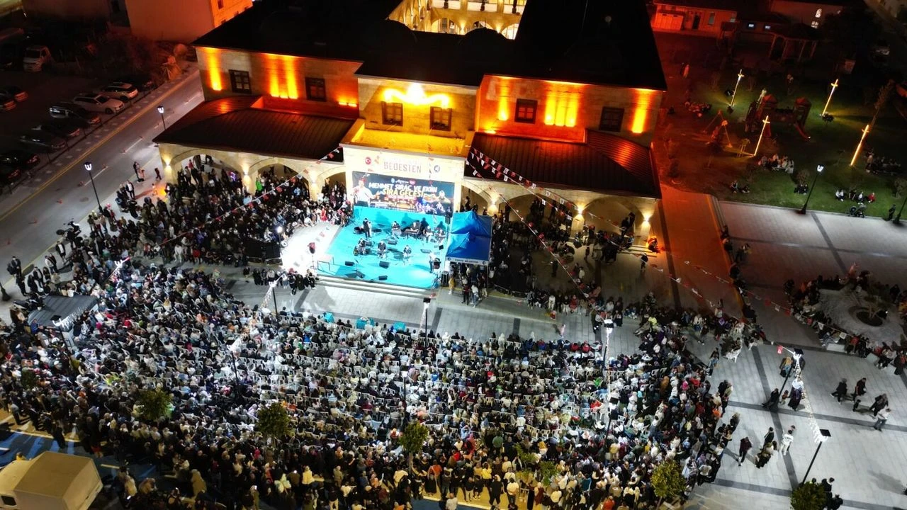 MEHMET SIRAÇ VE EKİBİ ÇORUM’A UNUTULMAZ GECE YAŞATTI