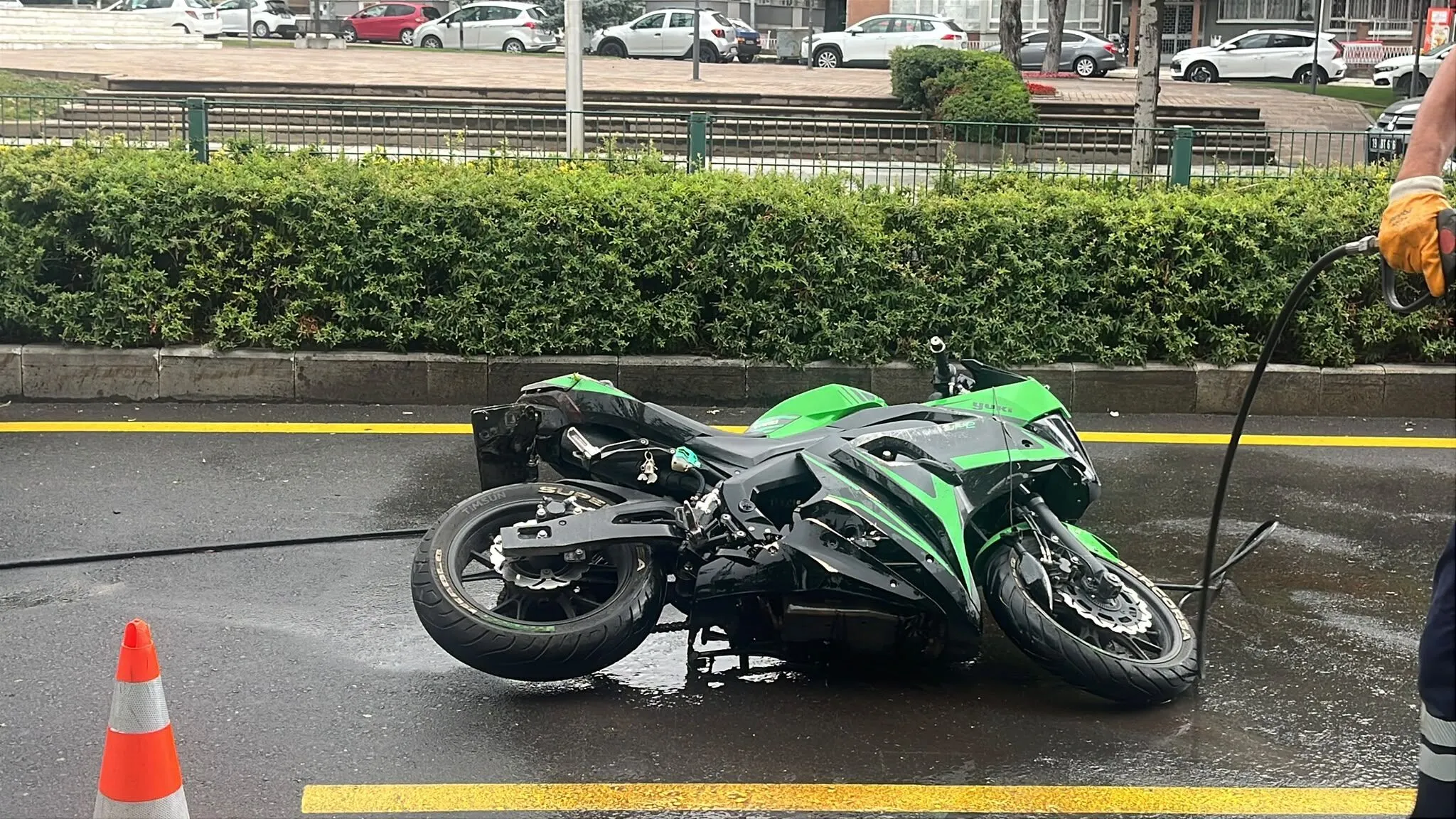 MOTOSİKLETİYLE RESMİ ARACA ÇARPAN 18 YAŞINDAKİ GENÇ HAYATINI KAYBETTİ