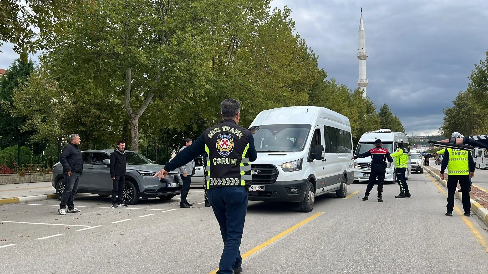 SERVİS ARAÇLARI OKUL ÇIKIŞINDA DENETİMDEN GEÇTİ