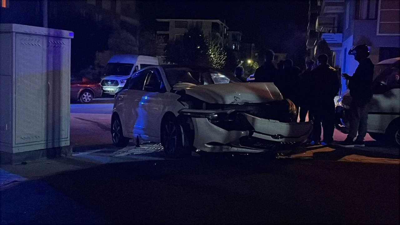 ÇORUM’DA OTOMOBİL PARK HALİNDEKİ ARAÇLARA ÇARPTI: 3 YARALI